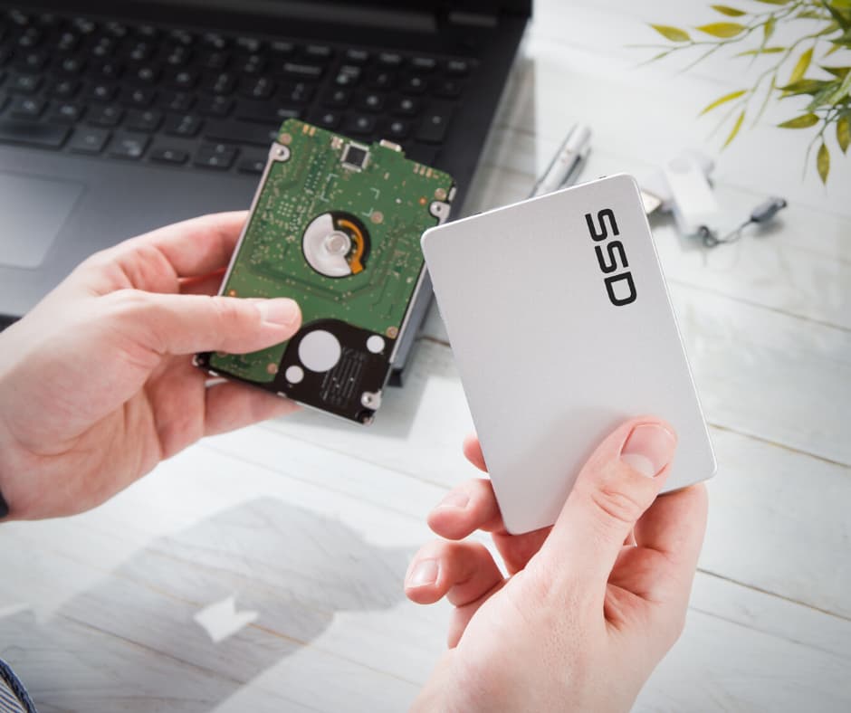 SSD-kiintolevyn avaaminen Mies avaa SSD kiintolevy