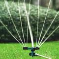 Puutarha Sprinkleri Vesisumutin Automaattinen 360 astetta pyörivä 3 käsivarren ruiskutuslaite Nurmikon kastelujärjestelmä muovisella maadoituspistokkeella