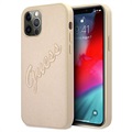 Guess Saffiano Vintage Script iPhone 12/12 Pro Kotelo - Kulta