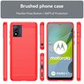 Motorola Moto E13 Harjattu TPU Suojakuori - Hiilikuitu (Avoin pakkaus - Erinomainen) - Punainen