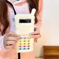 Samsung Galaxy Z Flip6 Retro-pehmokotelo, jossa kirjailtuja valintanäppäimiä