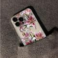 iPhone 15 Pro Max Kukkakuvio TPU kotelo - Vaaleanpunainen lilja