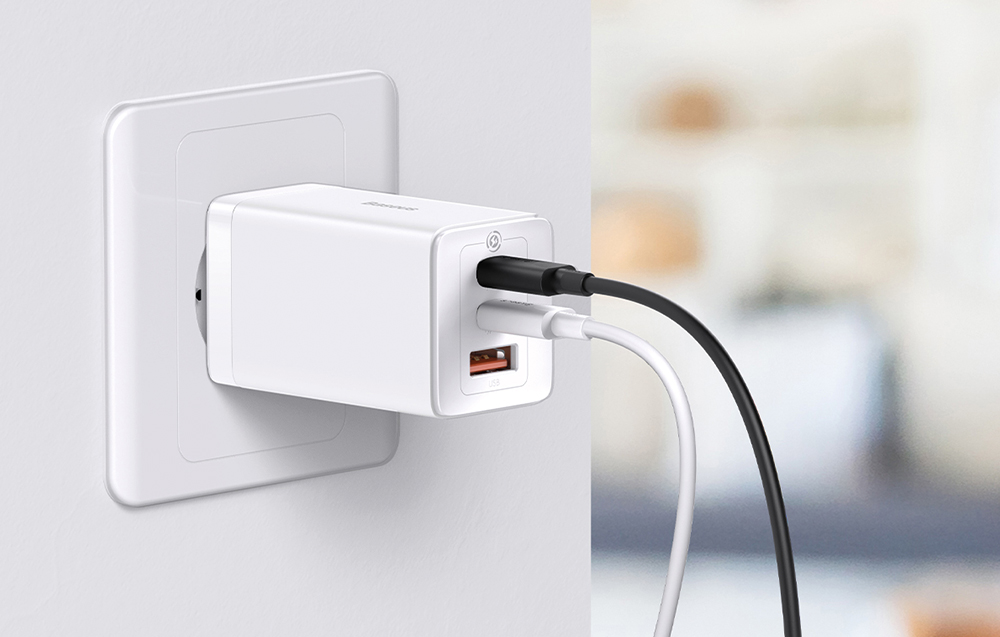 Baseus GaN5 Pro 65W seinälaturi - 2xUSB-C, USB-A - Valkoinen