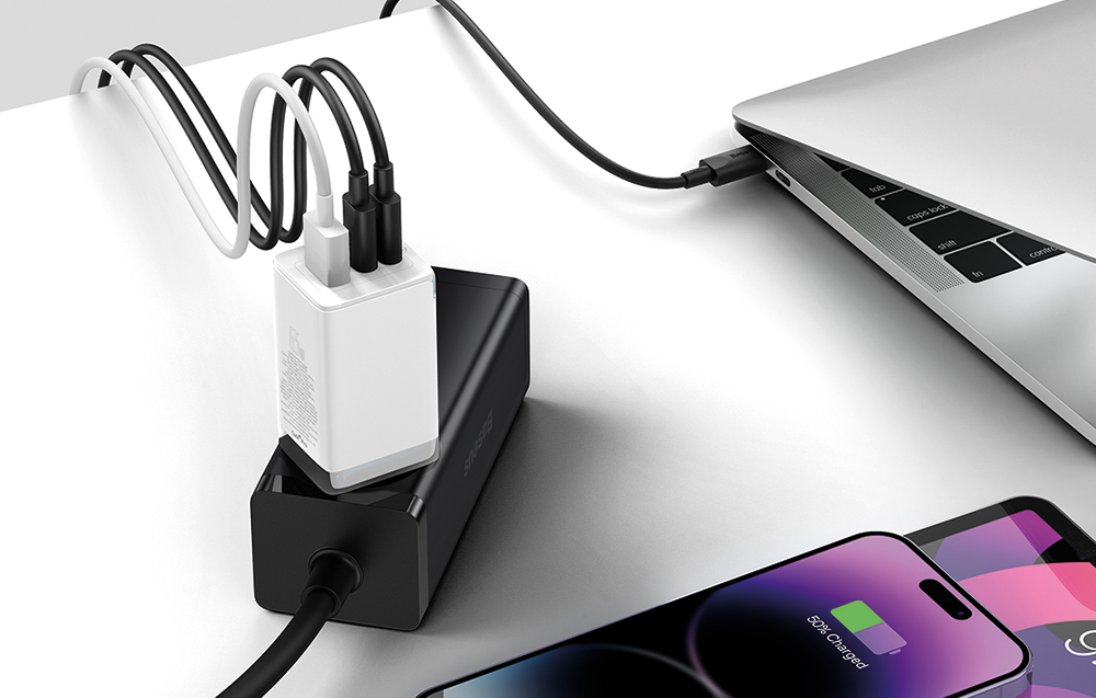 Baseus GaN5 Pro 65W seinälaturi - 2xUSB-C, USB-A - Valkoinen