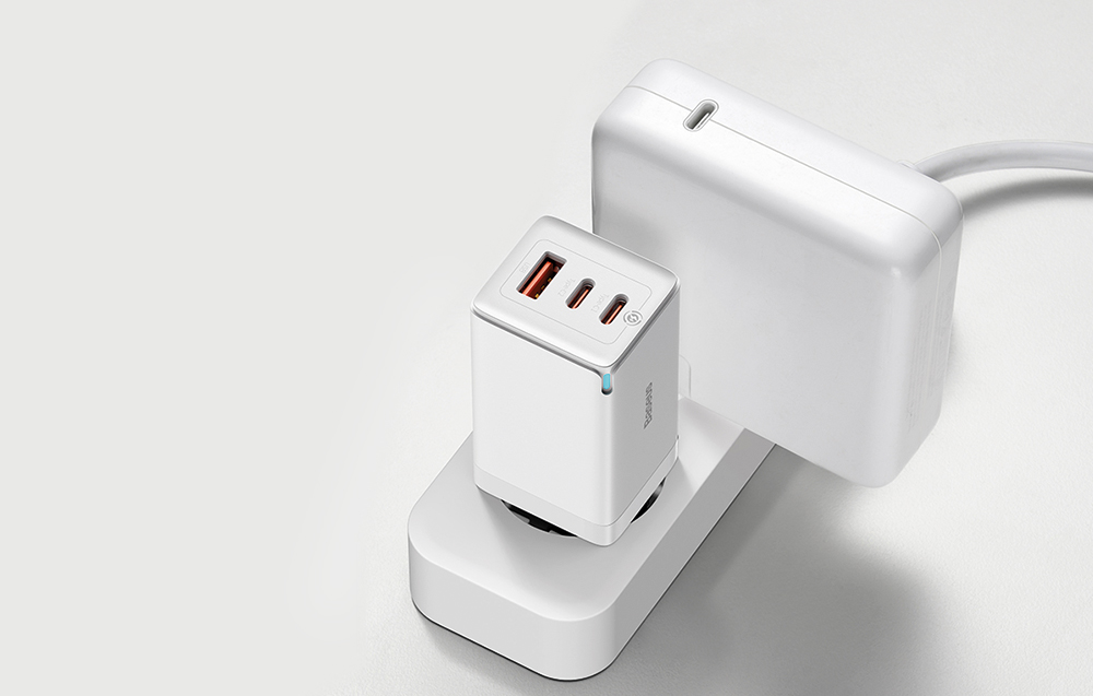 Baseus GaN5 Pro 65W seinälaturi - 2xUSB-C, USB-A - Valkoinen