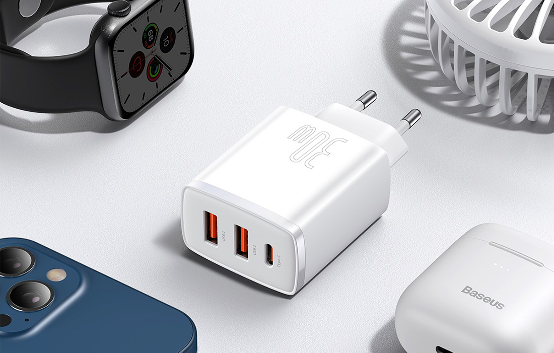 Baseus Compact-pikalaturi 30W - USB-C PD, 2xUSB - Valkoinen