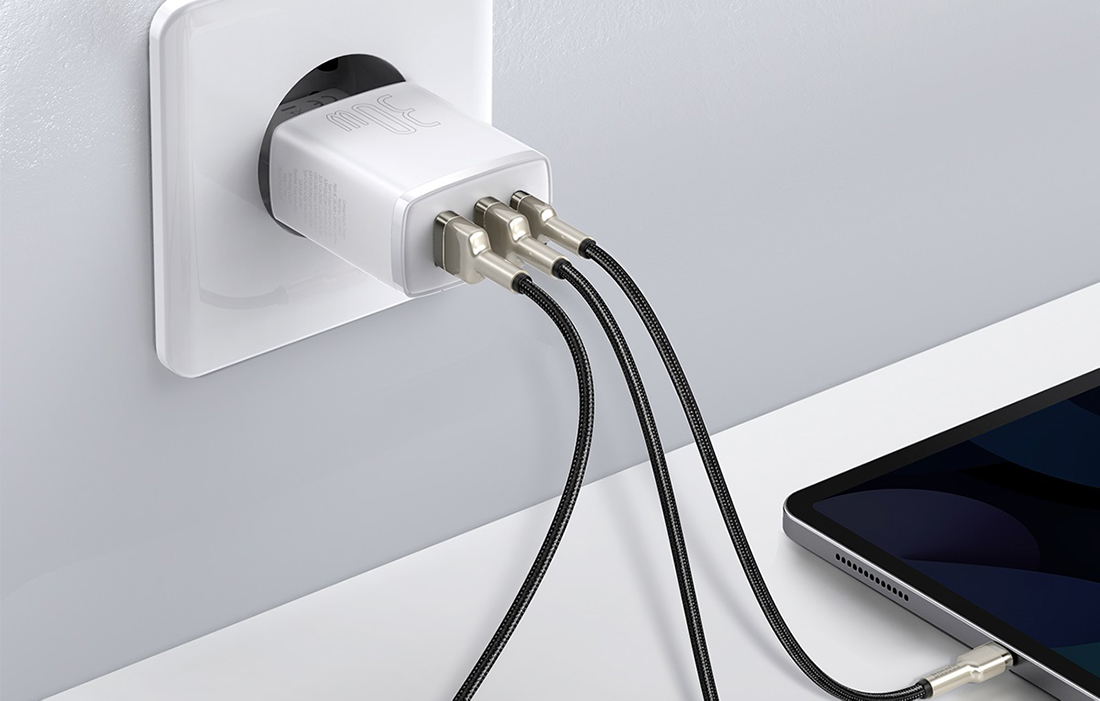 Baseus Compact-pikalaturi 30W - USB-C PD, 2xUSB - Valkoinen