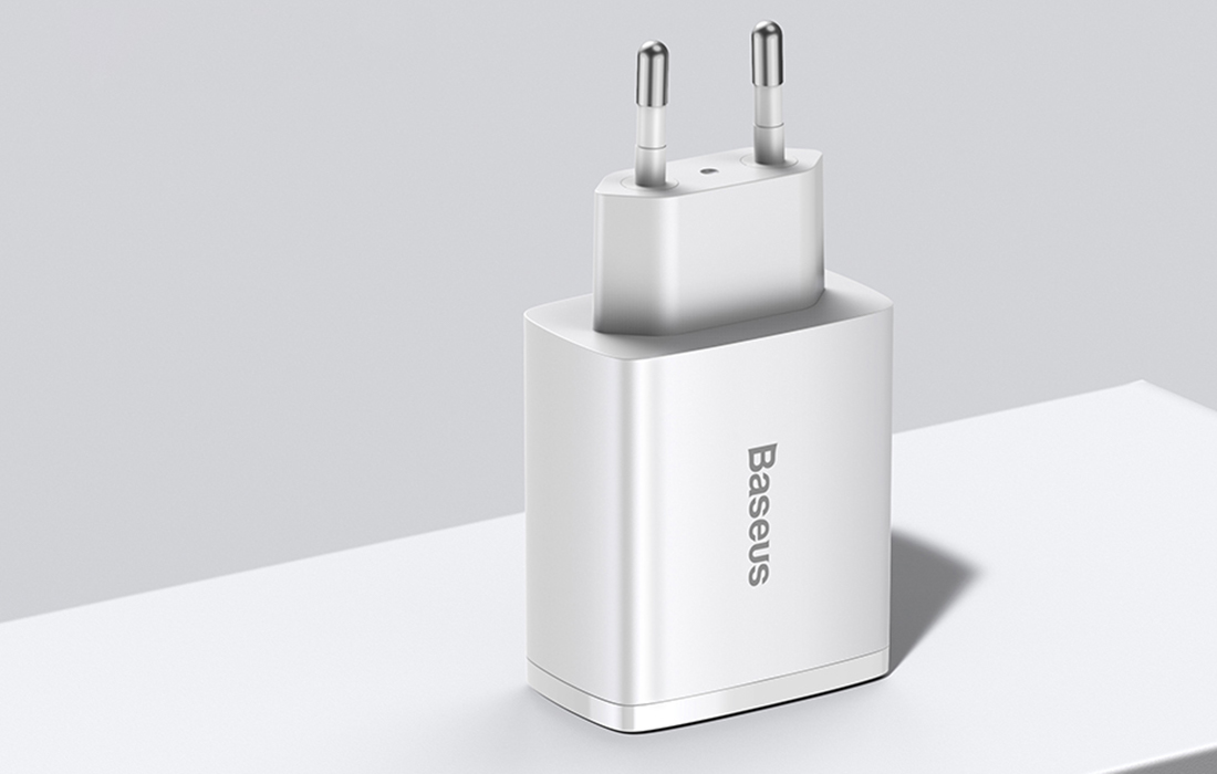 Baseus Compact-pikalaturi 30W - USB-C PD, 2xUSB - Valkoinen