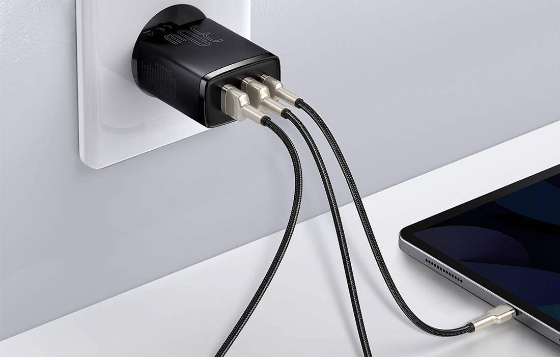 Baseus Compact Pikalaturi 30W - USB-C PD, 2xUSB - Musta